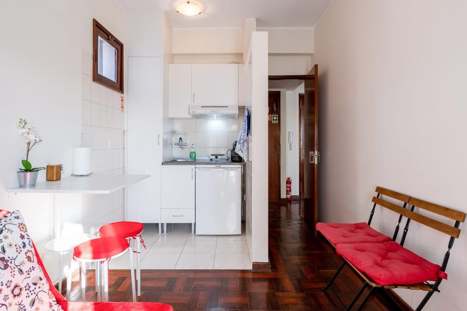 Kitchen or kitchenette, Living room, Seating area, Dining area