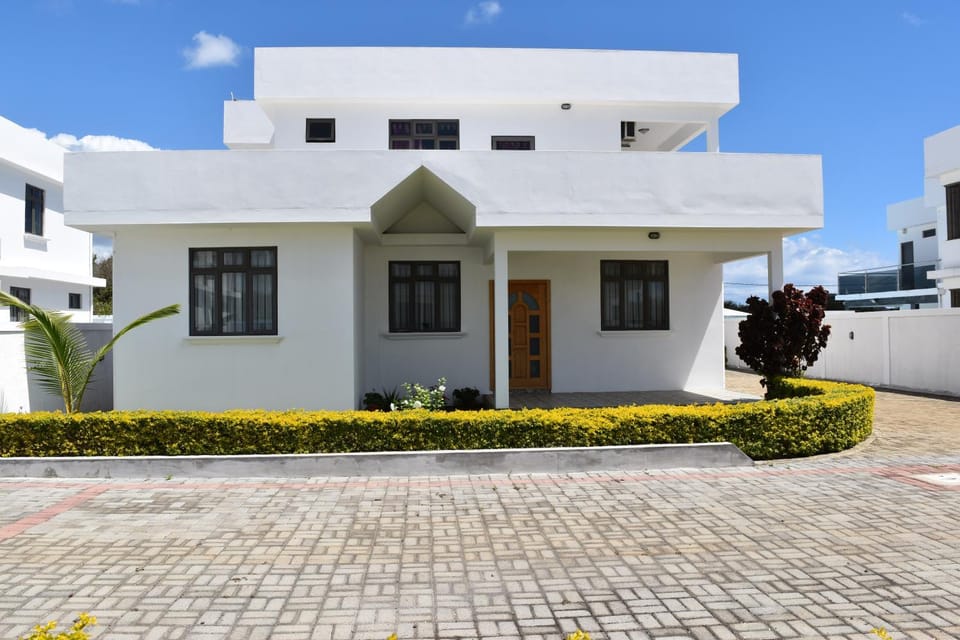 Property building, Facade/entrance, Garden