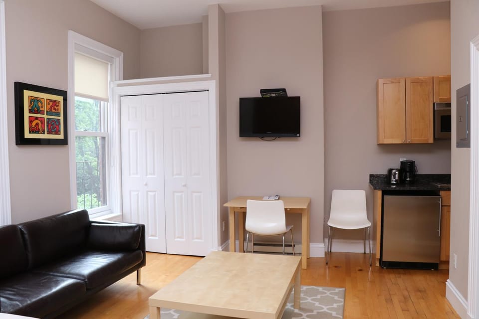 TV and multimedia, View (from property/room), Kitchen or kitchenette, Seating area