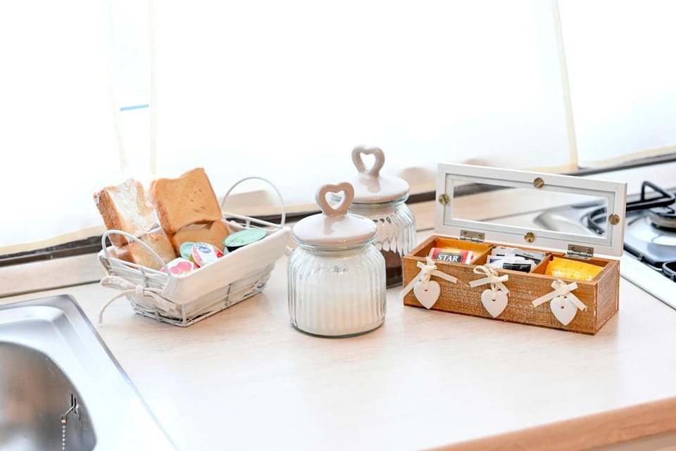 Coffee/tea facilities, Kitchen or kitchenette, Food