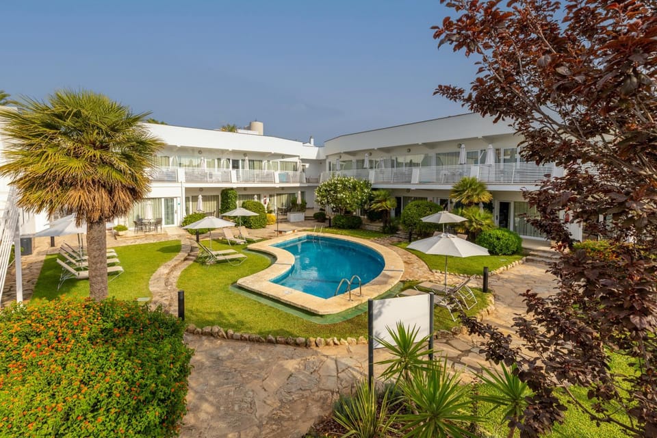 Property building, Day, Swimming pool