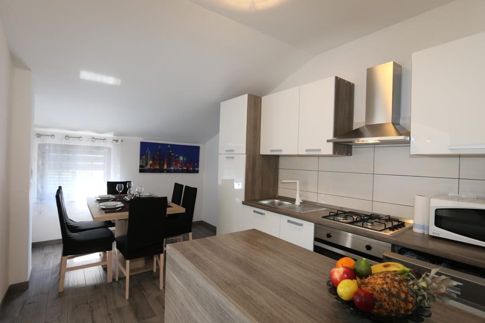 Kitchen or kitchenette, Seating area