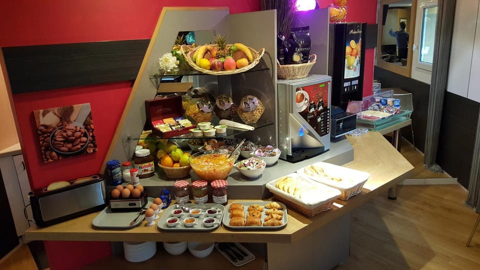 Restaurant/places to eat, Buffet breakfast