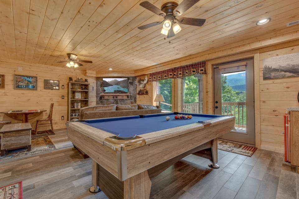 Billiard, Game Room, Living room, Seating area, Mountain view, furniture