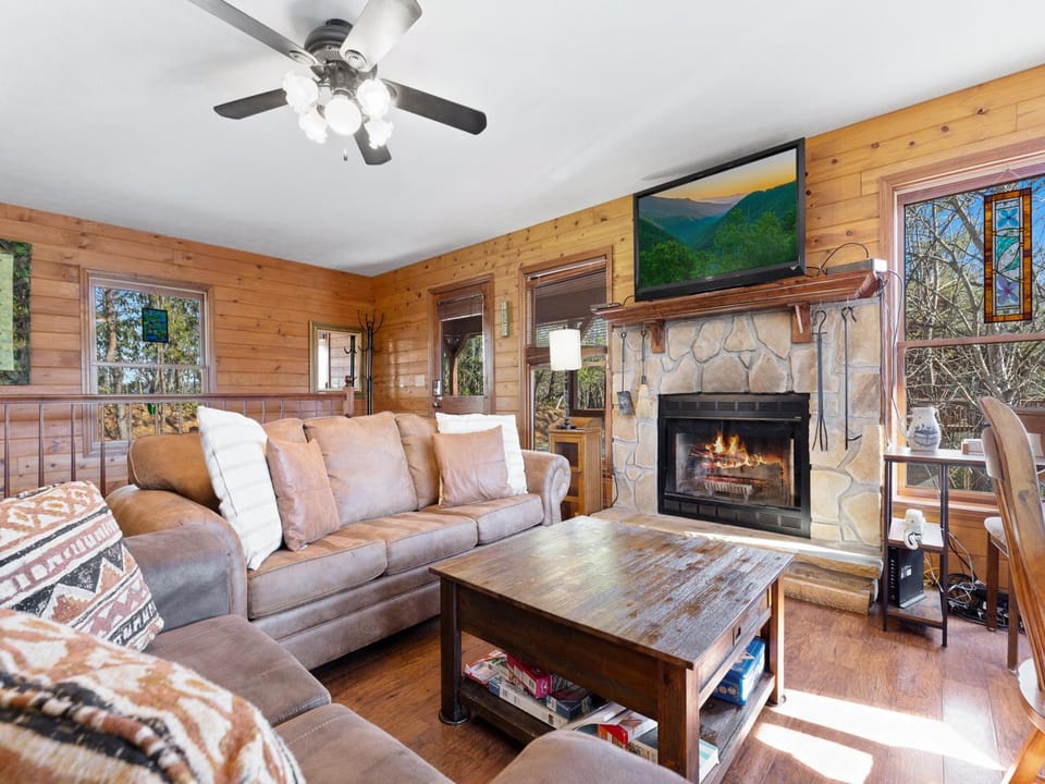 TV and multimedia, View (from property/room), Living room, Seating area, Mountain view, fireplace, furniture