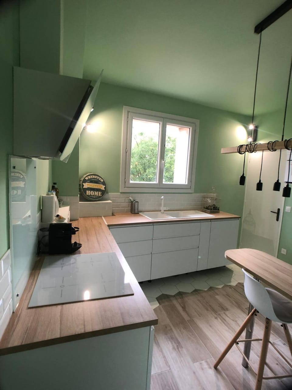 Coffee/tea facilities, Kitchen or kitchenette, Dining area