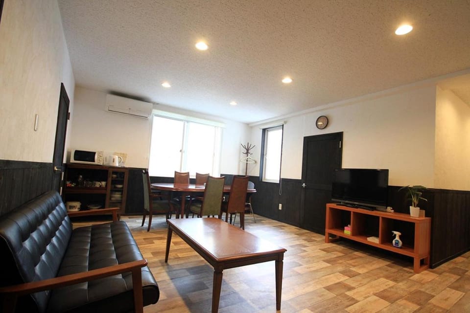 TV and multimedia, Living room, Seating area, air conditioner