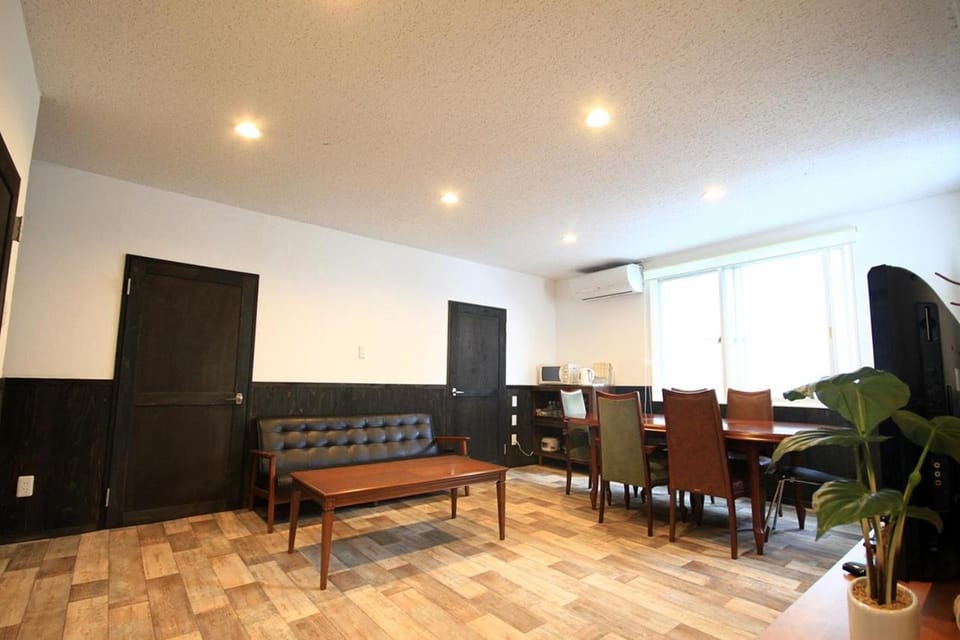 TV and multimedia, Living room, Seating area, Dining area, air conditioner