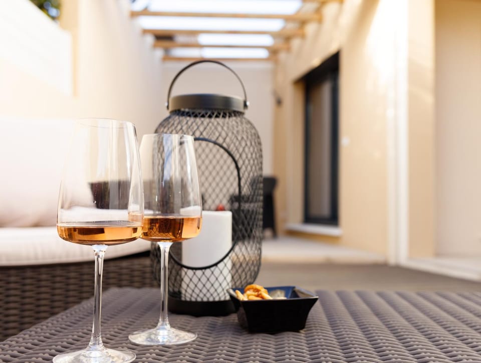 Patio, Staff, Restaurant/places to eat, People, Balcony/Terrace, Food and drinks, Decorative detail, Food, Guests, Meals, Dinner, Drinks, Alcoholic drinks, Non alcoholic drinks, room service, sunbed, VIP, wedding