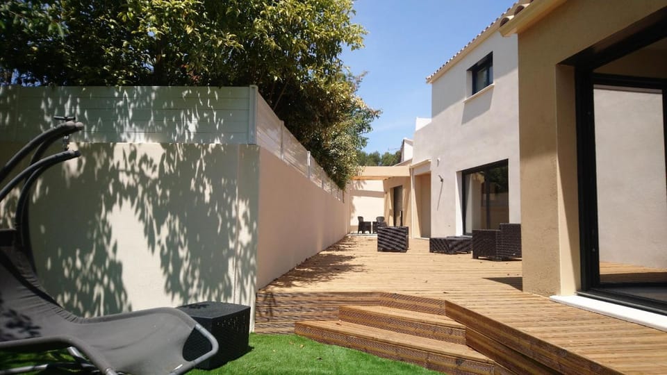 Property building, Patio, Facade/entrance, Garden, Balcony/Terrace, Lounge or bar, Logo/Certificate/Sign