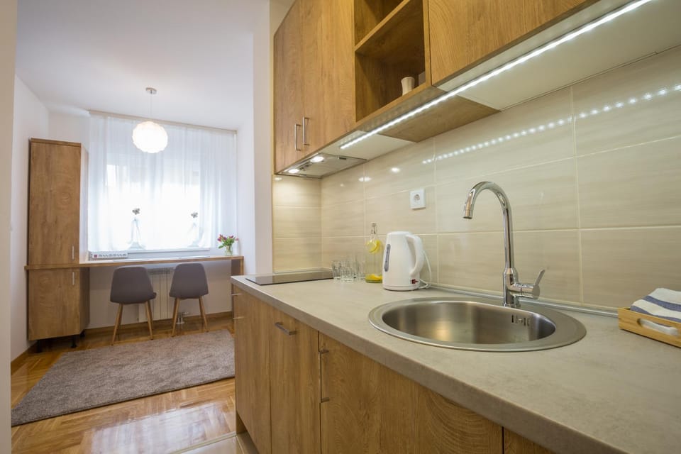 Kitchen or kitchenette, Dining area
