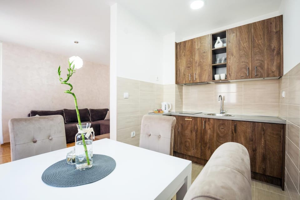 Kitchen or kitchenette, Dining area