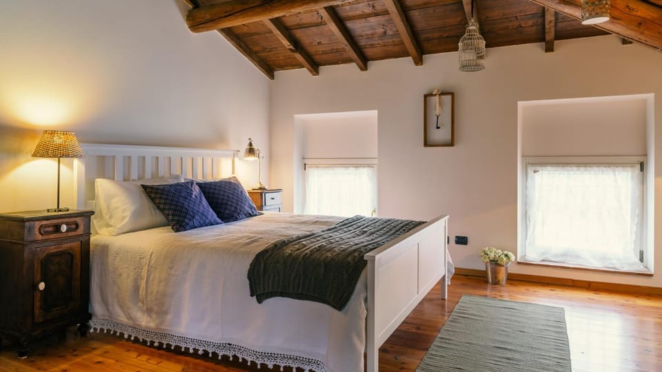 Bed, Photo of the whole room, Decorative detail, Bedroom
