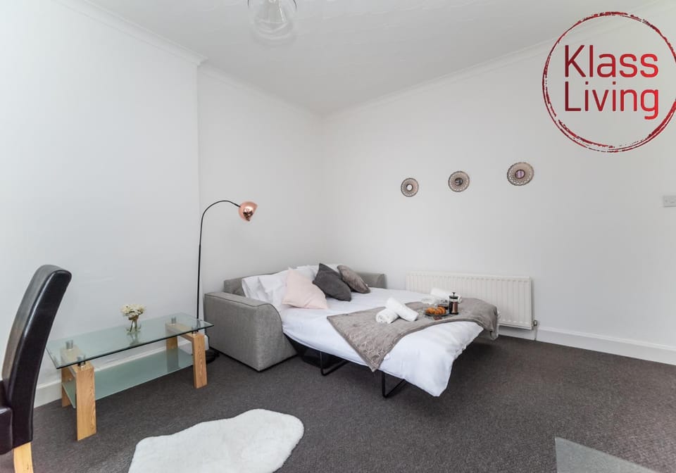 TV and multimedia, Living room, Decorative detail, Seating area, Dining area, Guests, group of guests, Family