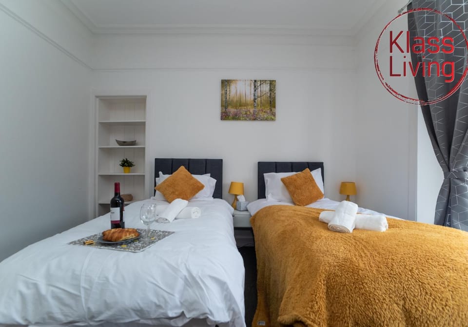 Bed, Decorative detail, Bedroom, Guests, group of guests, cot, Family