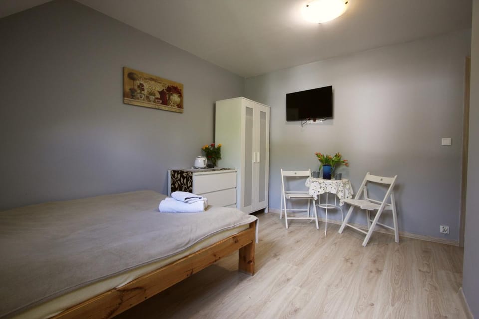 Bed, TV and multimedia, Photo of the whole room, Seating area, Bedroom, hair dresser, towels, wardrobe