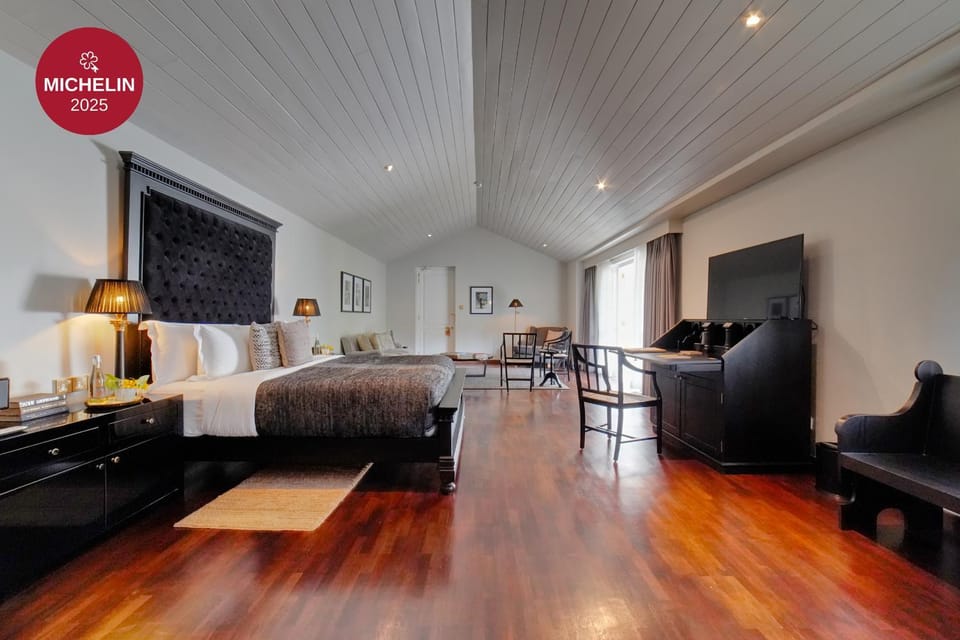 Bed, TV and multimedia, Living room, Photo of the whole room, Seating area, Bedroom