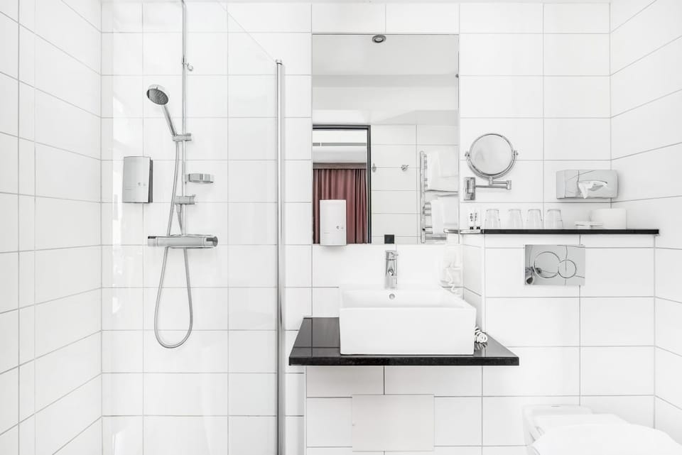 Shower, Bathroom, heating, towels