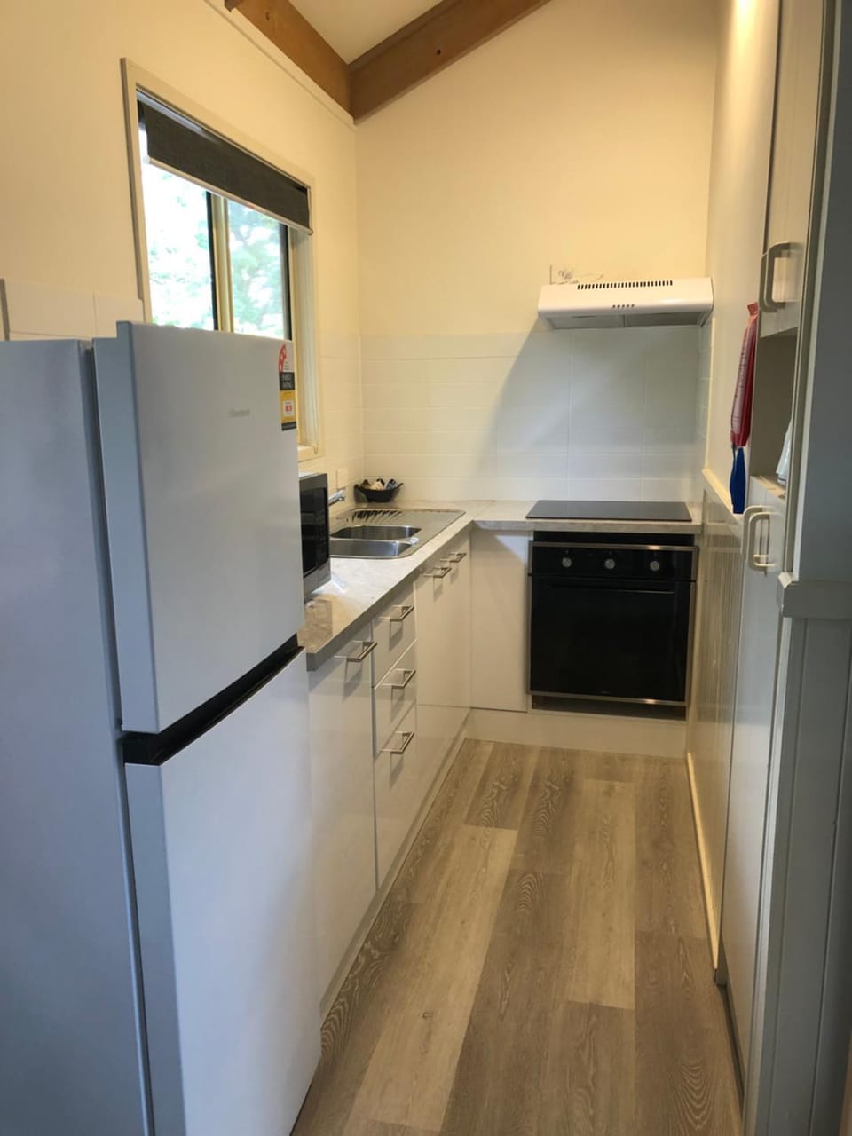 Kitchen or kitchenette, minibar