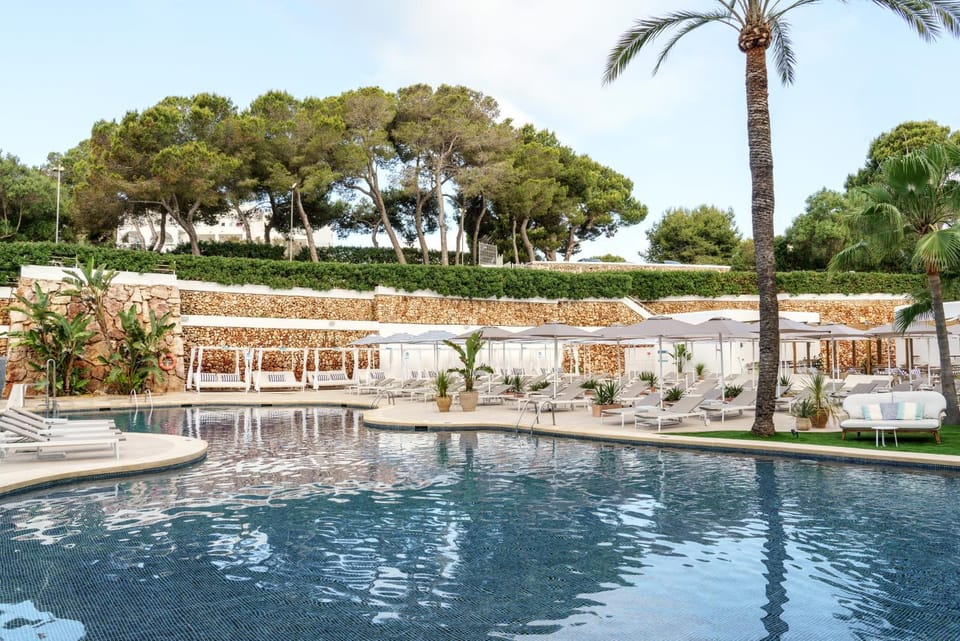 Balcony/Terrace, Pool view, Swimming pool, sunbed