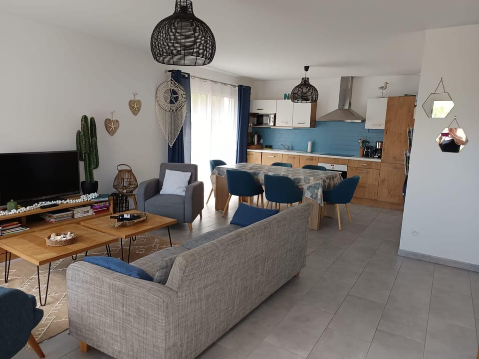 TV and multimedia, Kitchen or kitchenette, Living room, Seating area, Dining area
