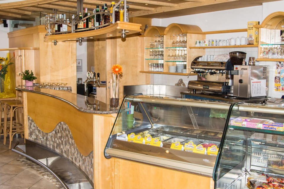 Coffee/tea facilities, Lounge or bar