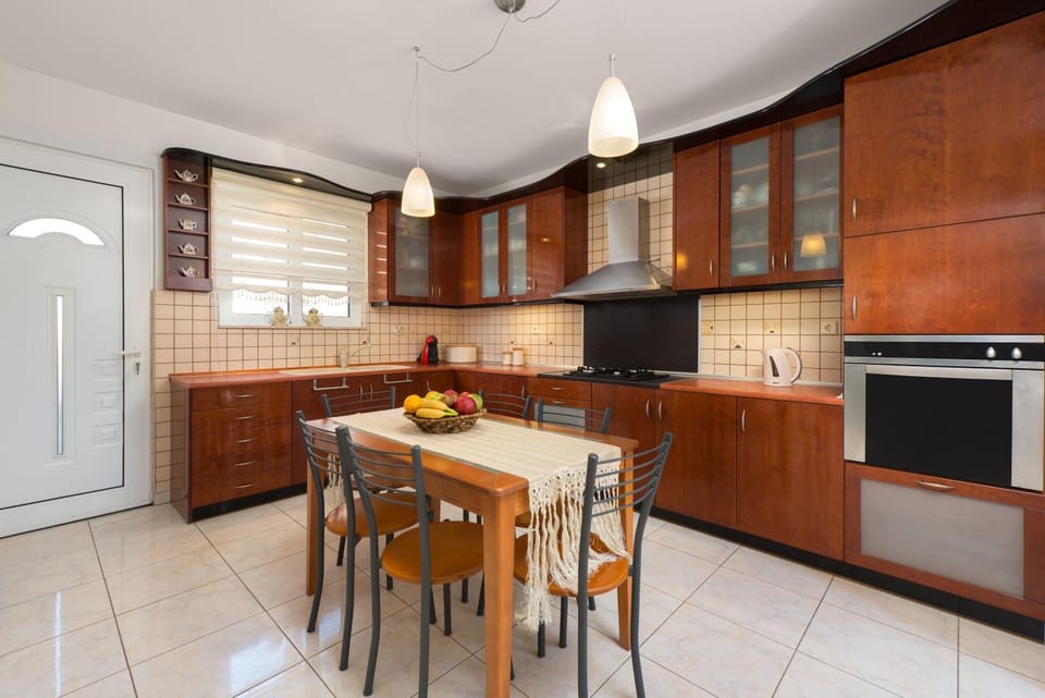 Coffee/tea facilities, Kitchen or kitchenette, Dining area