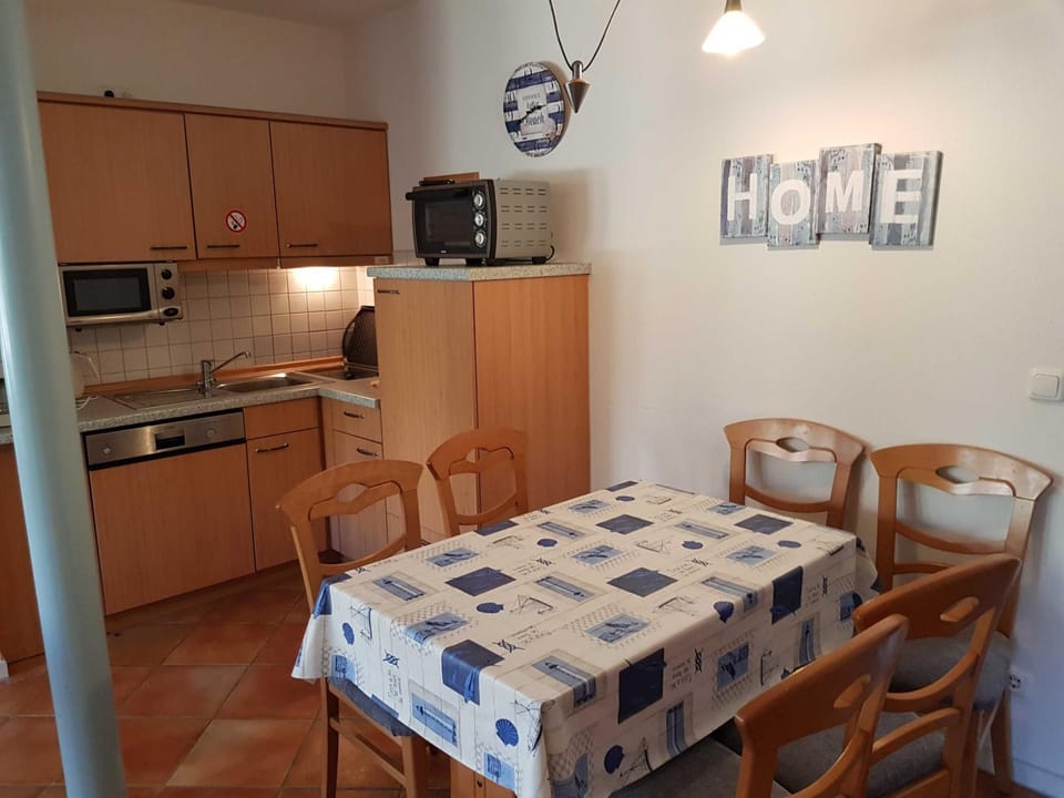 Ferienwohnung 4 im Haus am See mit Wintergarten und Terrasse Apartment in Sellin