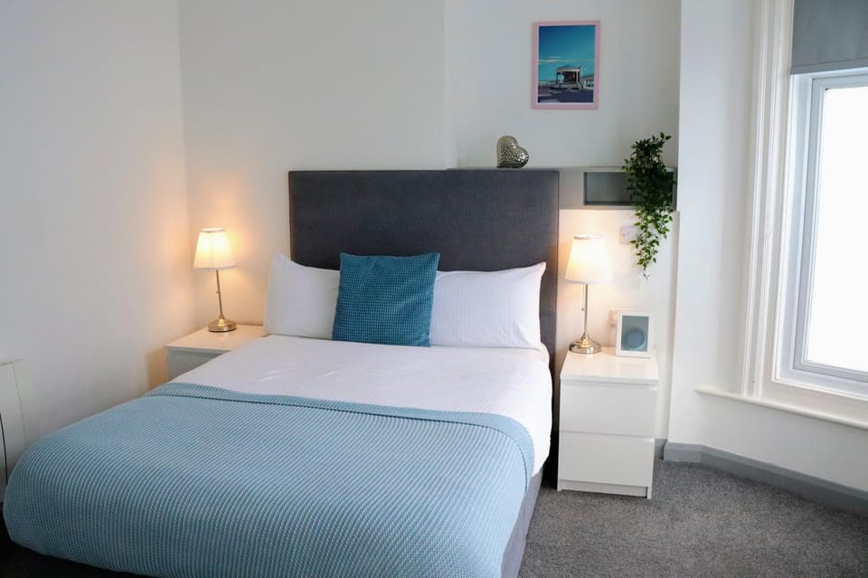 Bed, TV and multimedia, Bedroom