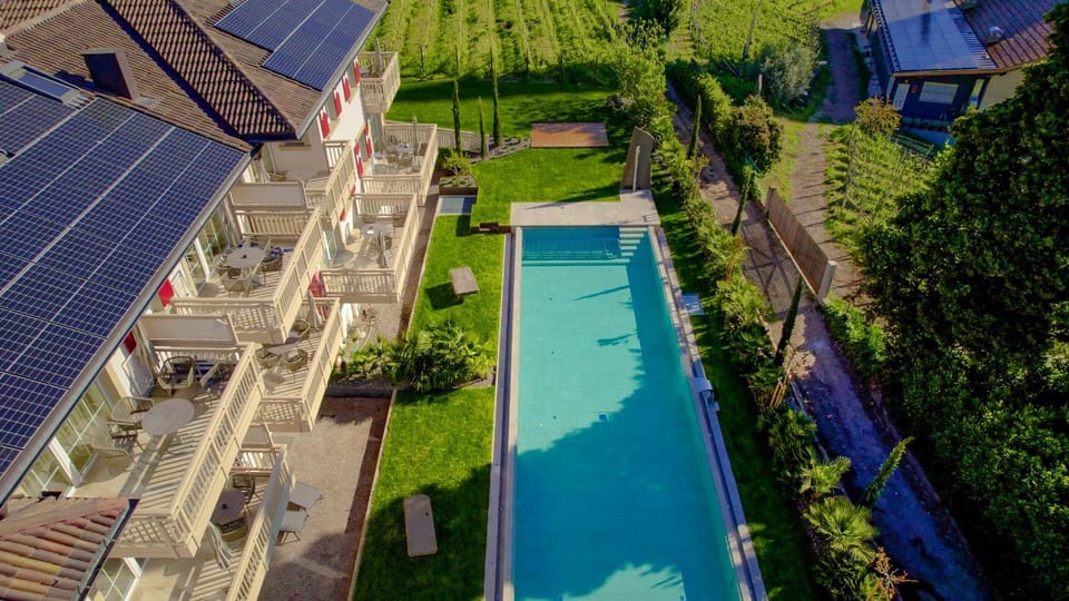 Property building, Natural landscape, Bird's eye view, Garden, Garden view, Pool view, Swimming pool