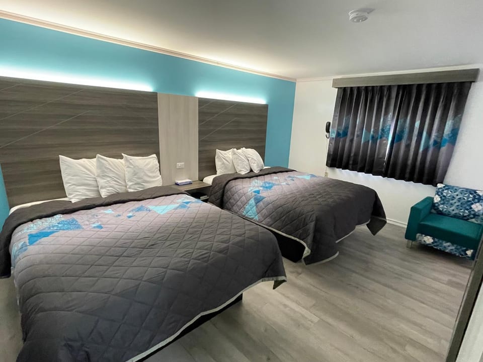 Bed, Photo of the whole room, Seating area, Bedroom