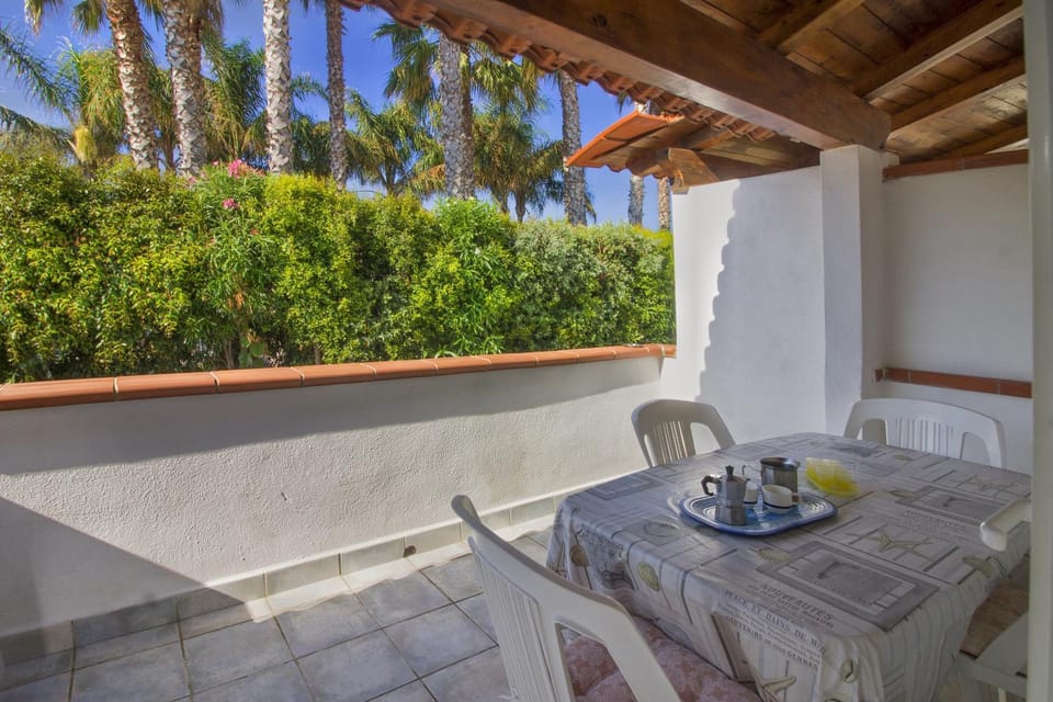 Property building, Patio, Day, View (from property/room), Balcony/Terrace, Food and drinks, Dining area