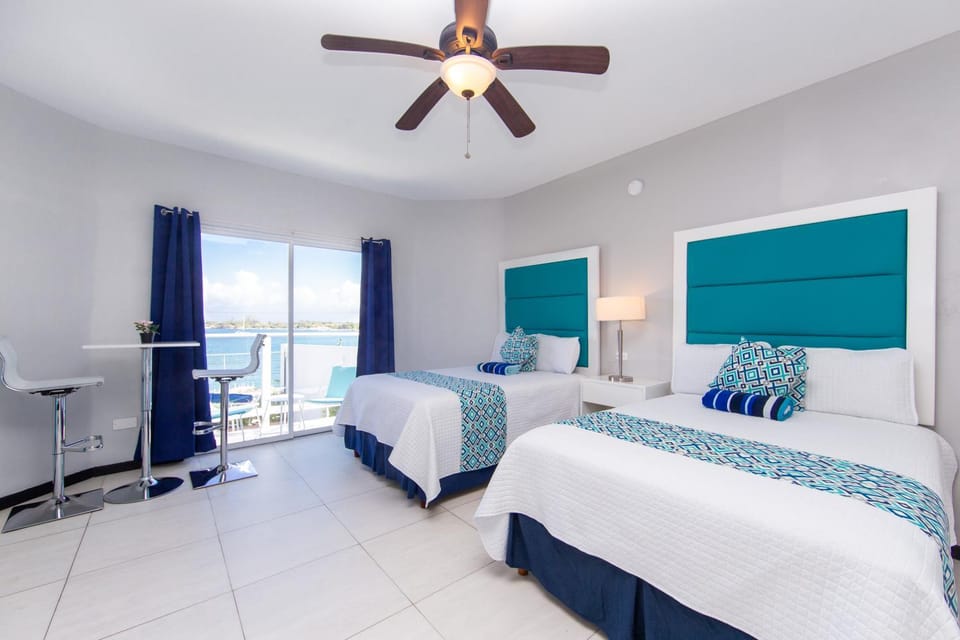 Photo of the whole room, Sea view