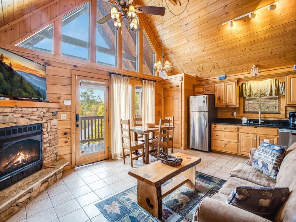 TV and multimedia, Balcony/Terrace, Kitchen or kitchenette, Living room, Seating area, Dining area, Mountain view, fireplace, furniture
