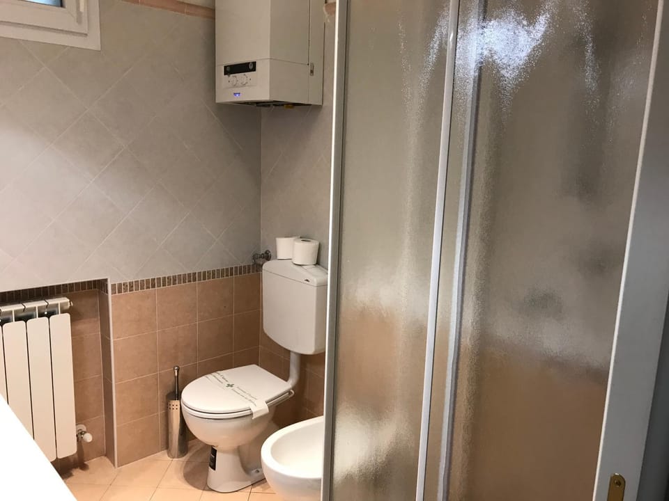 Shower, Toilet