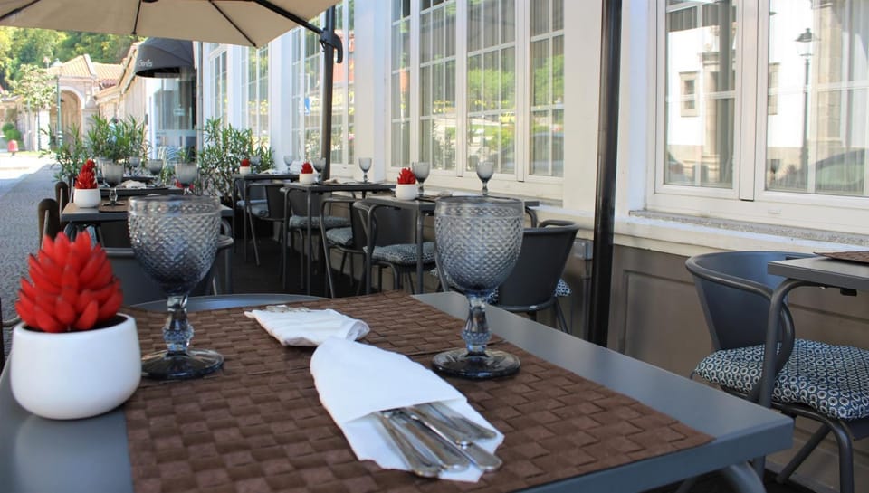 Restaurant/places to eat, Off site, Day, Lunch, Dinner