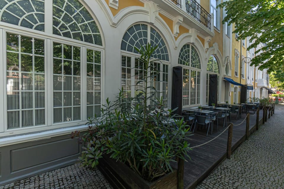 Restaurant/places to eat, Facade/entrance, Off site, Day, Garden, Lunch, Dinner