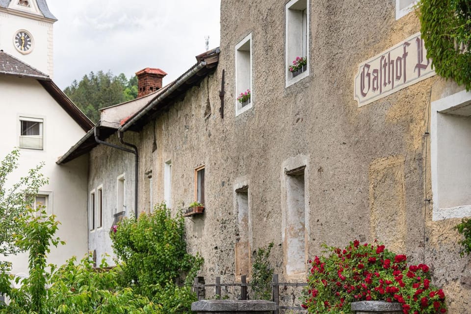 Property building, Nearby landmark, Neighbourhood