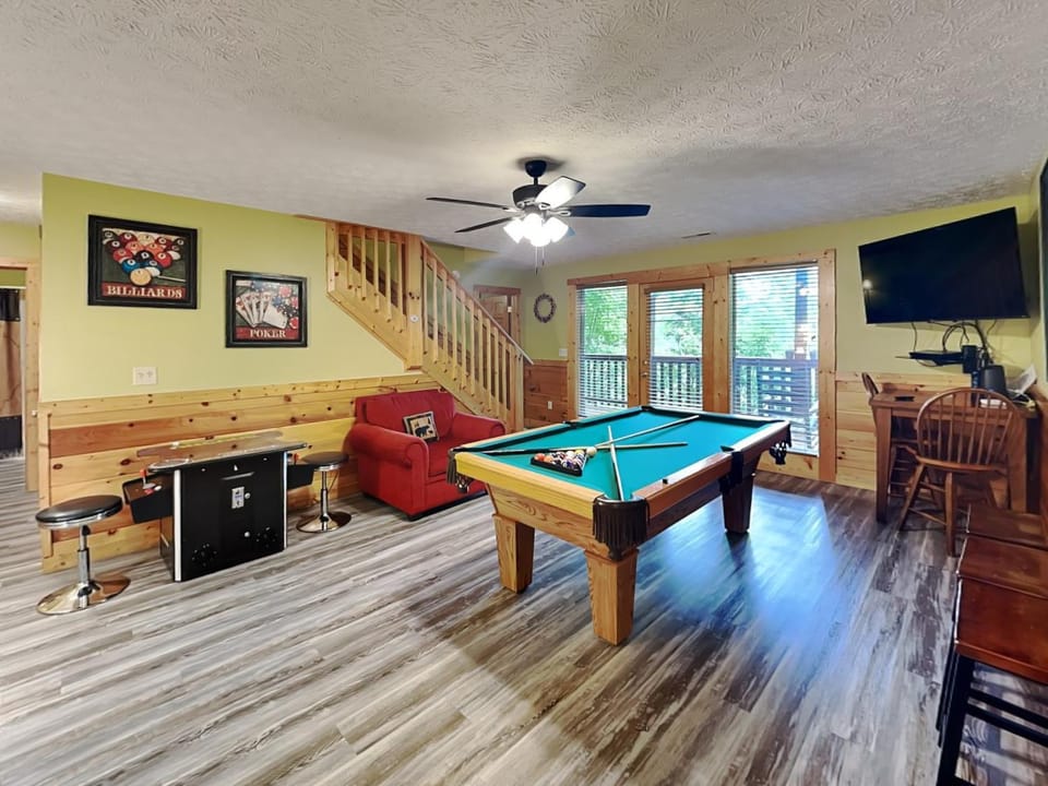 Billiard, Game Room, TV and multimedia, Seating area, furniture