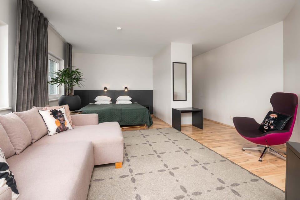 Bed, TV and multimedia, Seating area, Bedroom