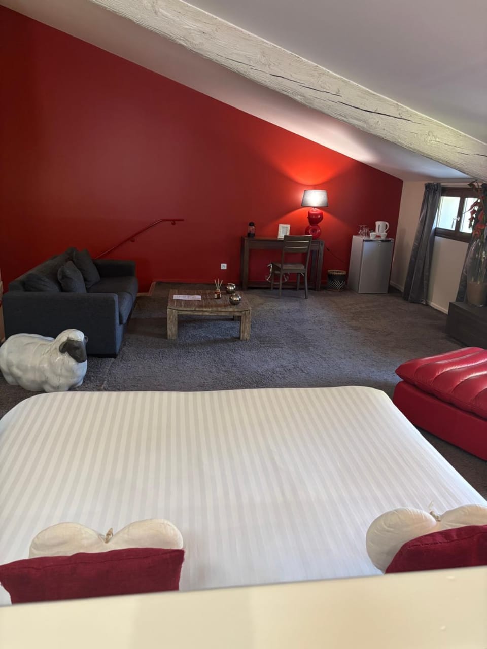 Bed, Seating area