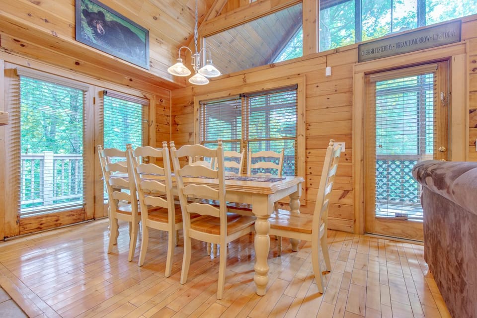 Natural landscape, Garden, TV and multimedia, Dining area, Garden view, furniture