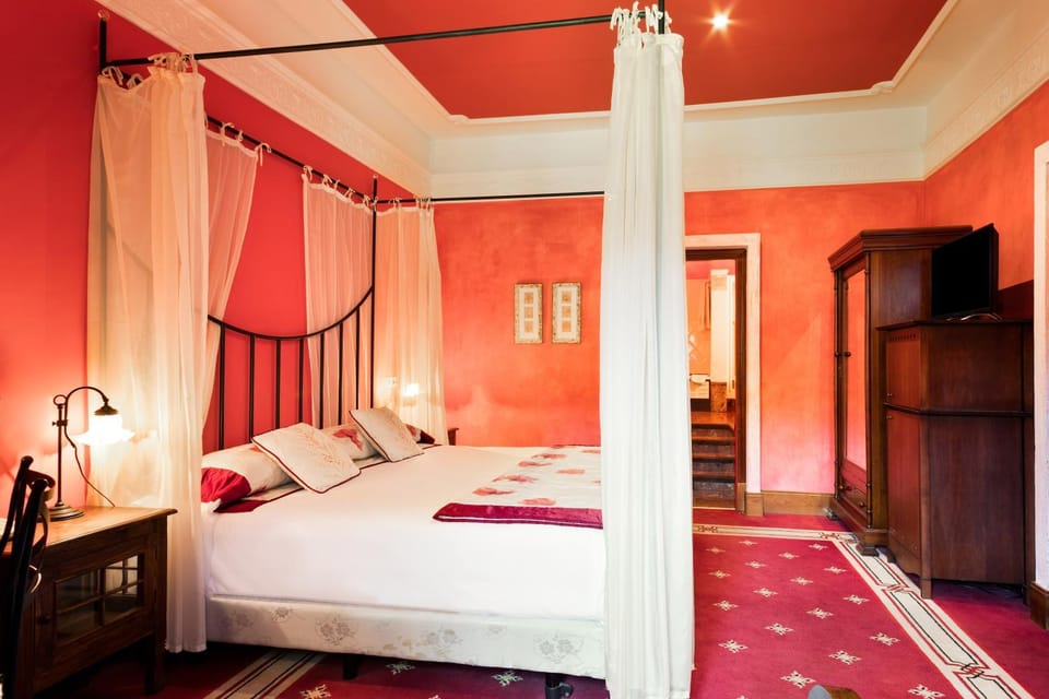 Bed, TV and multimedia, Photo of the whole room, Decorative detail, Seating area, Bedroom