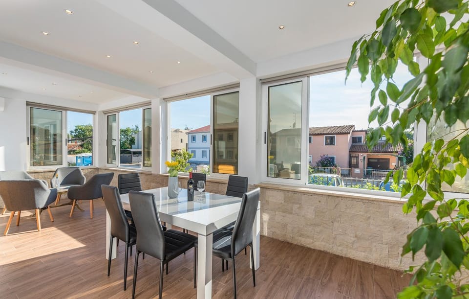 Spring, Day, Summer, Library, TV and multimedia, Balcony/Terrace, Balcony/Terrace, Living room, Seating area, Dining area, Evening entertainment, On site, Pets, Area and facilities, Lunch, Dinner, Drinks, Alcoholic drinks, Non alcoholic drinks, Family