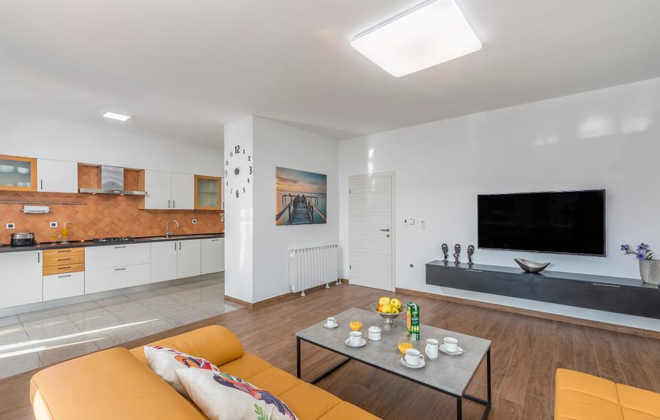 Communal lounge/ TV room, Summer, TV and multimedia, Living room, Seating area, Dining area, Evening entertainment, On site, Drinks, Alcoholic drinks, Non alcoholic drinks, Family