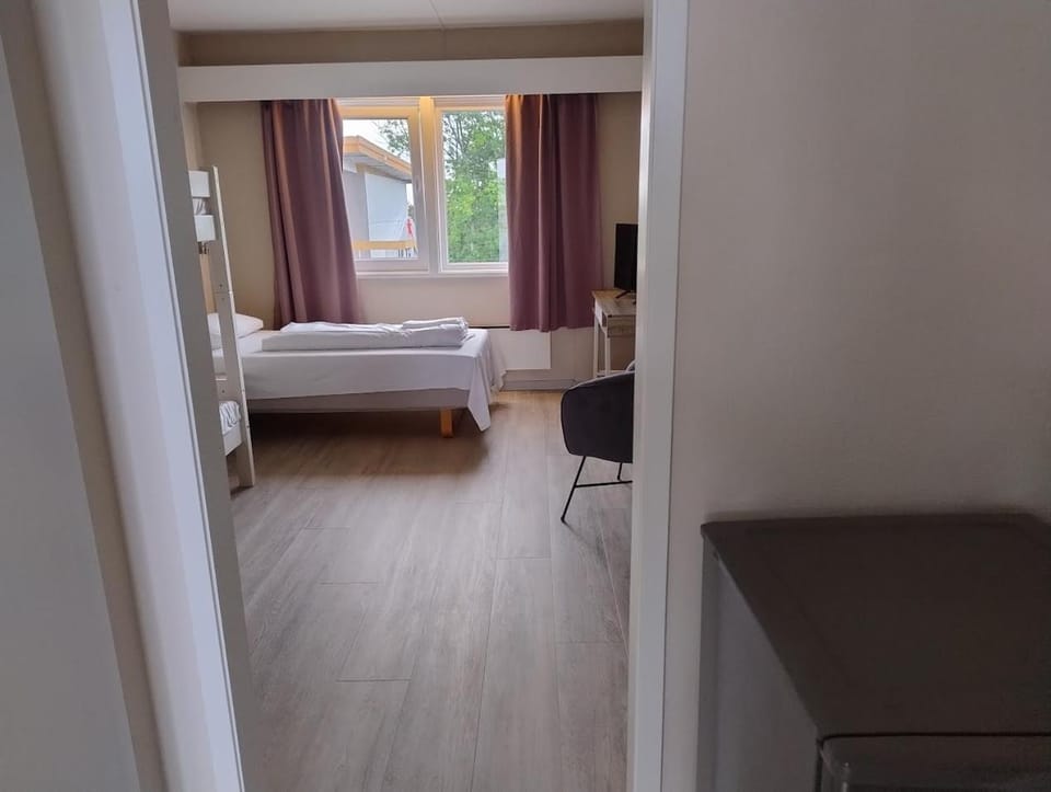 Bed, Photo of the whole room, Seating area, Bedroom