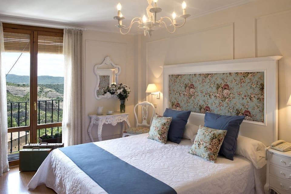 Bed, Day, Photo of the whole room, Landmark view
