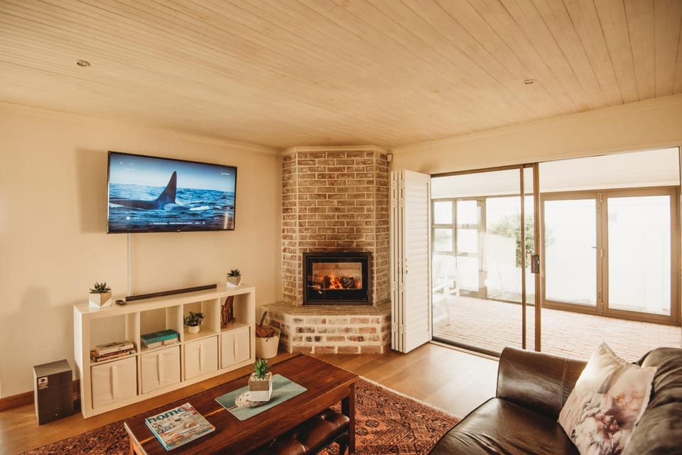 Communal lounge/ TV room, TV and multimedia, Living room, flat iron