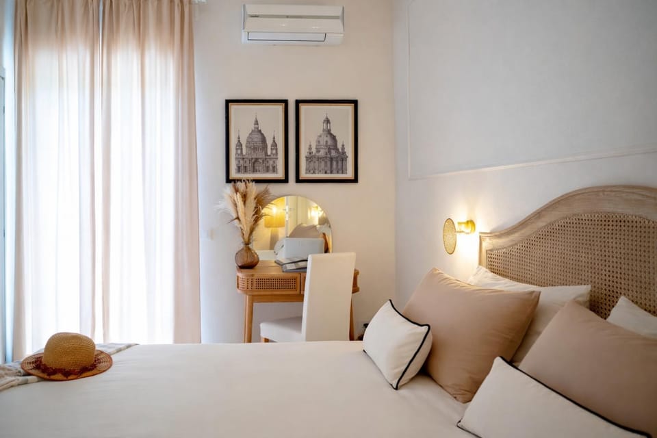 Bed, Photo of the whole room, Decorative detail, Bedroom, air conditioner