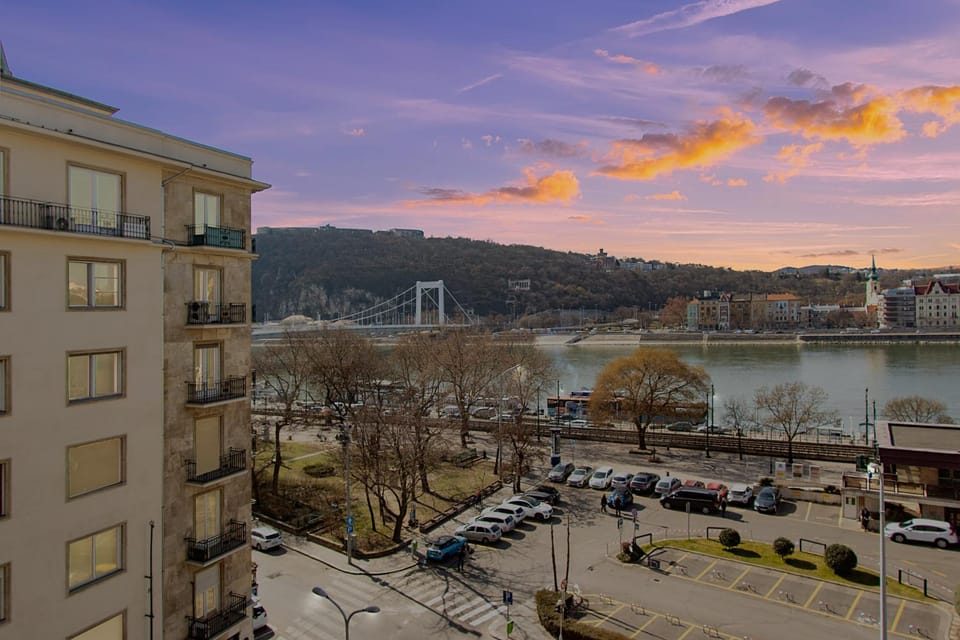 View (from property/room), City view, Landmark view, Mountain view, River view